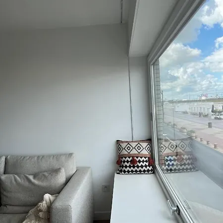 Seaview Heist: 3-bedroom Flat By The *