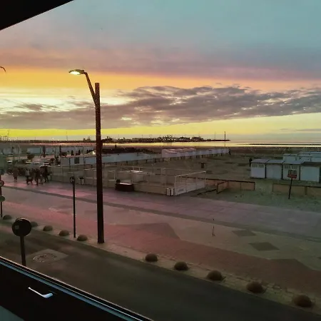 Seaview Heist: 3-bedroom Flat By The アパート *