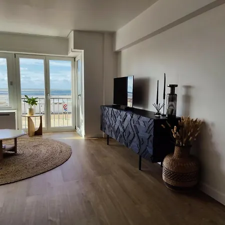 Daire Seaview Heist: 3-bedroom Flat By The