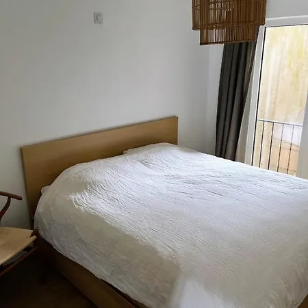 Seaview Heist: 3-bedroom Flat By The