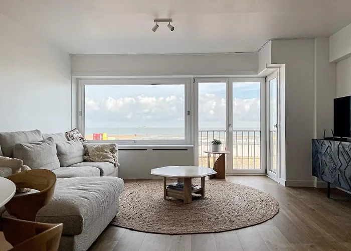 Seaview Heist: 3-bedroom Flat By The アパート