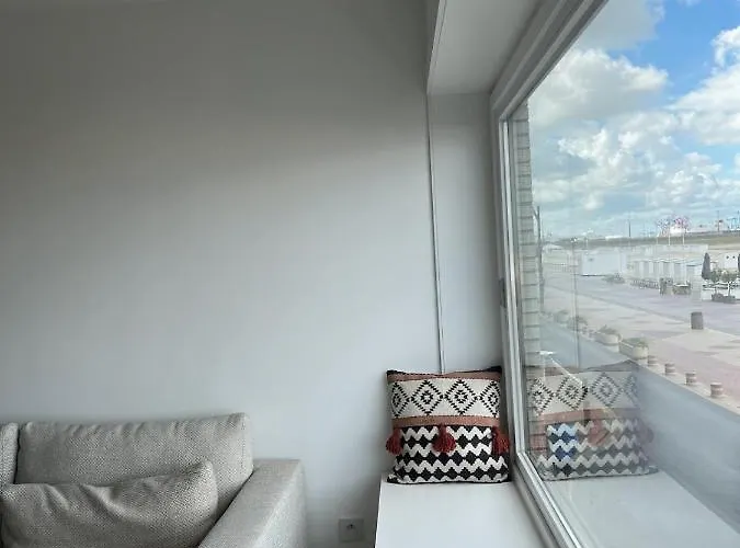 Seaview Heist: 3-bedroom Flat By The *