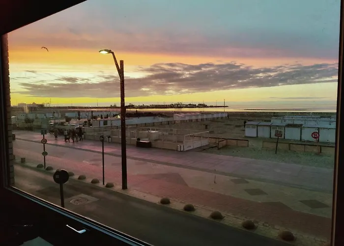 Seaview Heist: 3-bedroom Flat By The アパート *