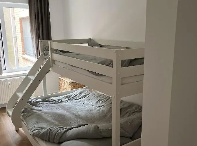 Seaview Heist: 3-bedroom Flat By The アパート