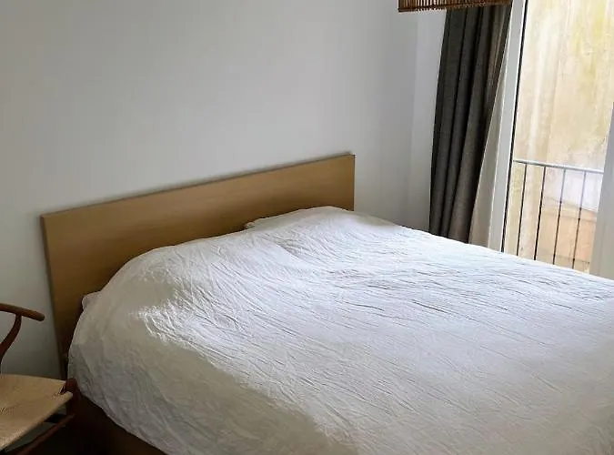 Seaview Heist: 3-bedroom Flat By The